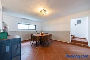 House with heated pool parking & wifi - Image 4