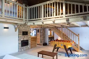 Grand chalet convivial avec sa piscine intérieure - Image 1