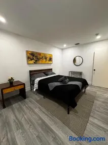 Santuaria Hollywood - Image 1