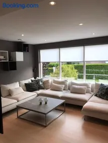 Beautiful central villa with free private parking - Image 2