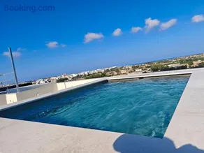 Skyline Court Boutique Apartments with Pool - Image 1