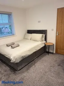 3 Bedroom House with free on site Parking next to the Canal - Image 4