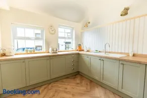 OLD BANK HOUSE - Family & Friends Retreat with Hot Tub Rental Available - Image 2
