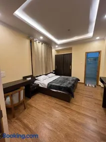 Fantastic Three Bedroom Apartment - Image 3