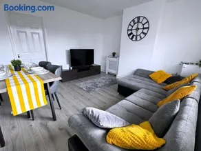 Spacious 3 Bed House in Northampton - Sleeps 6 - Driveway Parking - Fast WiFi - Image 3