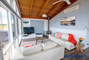 Stunning Waterfront only 10 minutes to Phillip Island - FREE EV UNIT 7kW for electric cars - pet friendly, fireplace FREE WIFI wine & chocolates - Image 2
