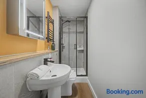 Central Cardiff 3BR Apartment Sleeps 8 2 Bathrooms Private Parking Fast Wi-Fi - Image 3