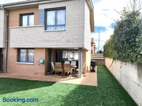 Unifamiliar con jardín, piscina, tenis y pádel - Image 1