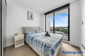 Luxury 3BR Penthouse & Huge Terrace & 2 Parking - Image 3