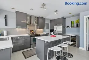 Modern Upper Level Duplex DT Vancouver - Image 1