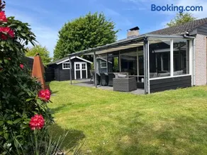 Bungalow near beach with large private garden - Image 1