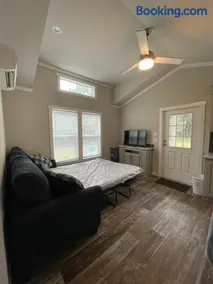 Charming Tiny Home! Close to Oxford, Sardis Lake, Safari Animal Zoo - Image 5