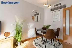 Vivienda con zona de trabajo, piscina y parking - Image 5