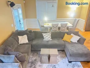 3BR Atlanta Home Minutes to Mercedes Benz Stadium - Image 1