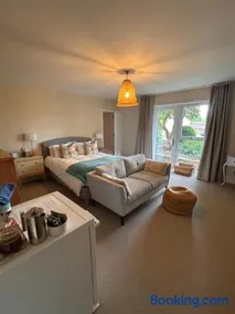 Brand New Self contained garden guest suite - Image 3