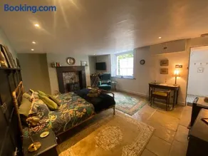 Clifton Georgian Townhouse, Downstairs Ensuite Room & Light Plant Based Breakfast - Image 2