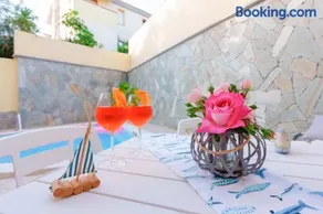 exclusive use swimming pool available from 1May to 30 October - Image 5