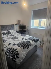 Peachy velvet room in a flat for female guest only - Image 3