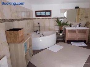 Demeure en pierre avec piscine privée - Image 1