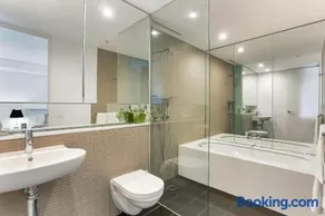 Stylish 1 bdrm Camperdown - Car park, Gym & Pool - Image 1