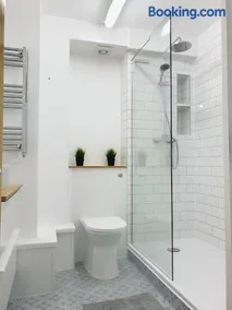 Spacious 2-Bed Flat in Homerton House - Image 3