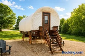 Romantic Wagon Escape Lake Access & Pickleball - Image 1