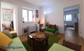 Central Modern Apt with Garden - Image 4