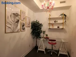 Chic 1BDR Loft with Office Space Heart of Toronto - Image 3
