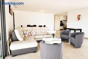 Spacious house with sea and mountain views - Image 2