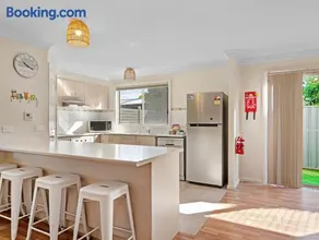 Spacious Broulee Retreat Near Beach - Image 2