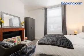 Modern 3-Bedroom Home in-Steps from Crown Point - Image 3