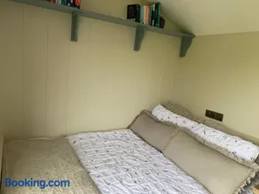 1 Bed Pod - Sleeps 2 - Pets - Garden - Parking - Image 3