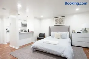 WELL-EQUIPPED STUDIO APT - WALK TO METRO SUBWAY - Image 4