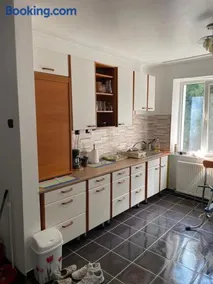 Apartament Sory ,la 200 de metri de hoteluri,ștrand ,terase,are toate utilitățile inclusiv internet wireless,cablu tv, priveliște spre munte și hoteluri - Image 4