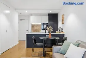 2 Bedroom apartment opposite Austin Hospital - Pool, Gym & 10th floor Views - Image 2
