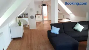 Zentrumsnahe Dachwohnung in grüner Oase - Image 2