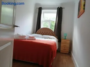 Lovely 3 Bedrooms Flat Near Romford Station With Free Parking - Image 4