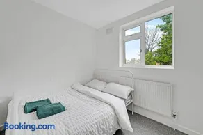 London Home with Garden and Parking near Stratford Station - Image 5