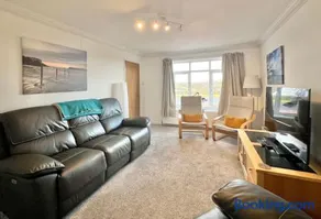 4 Bed Retreat with Balcony & Estuary views - Image 3