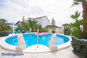 Luxury Six-Bedroom Villa with Heated Pool&Sauna - Image 3