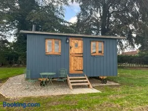 Honeysuckle Shepherd's Hut - Image 4