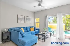 Elegant Townhome with Water View - Image 2