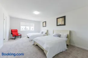Entire 4BR Detached Home 15 Mins from the Falls, in Thorold, Perfect for 10 guests - Image 3