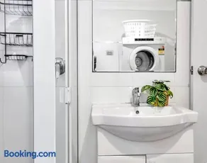 Chic 2BR Near Cafes and CBD FREE Netflix - Image 2