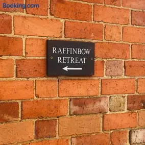 Raffinbow Retreat Cotswolds Cottage - Image 2