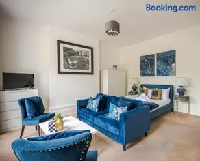 Elegant 2BR Ground-Floor Teddington Flat Modern Comfort - Image 3