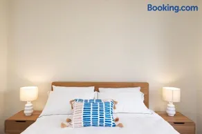 Cozy Yet Modern Stay near Train Station and Hospital - Image 2