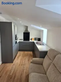 2 Bedroom Central Apartment - Image 1
