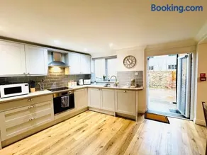 NEW Central Ryde Retreat, Melville Duplex, short walk to Beach Sleeps 6 - Image 4