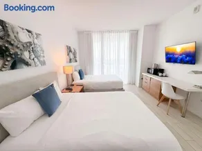Chic Upper Studio Bay View & Amenities - Image 1